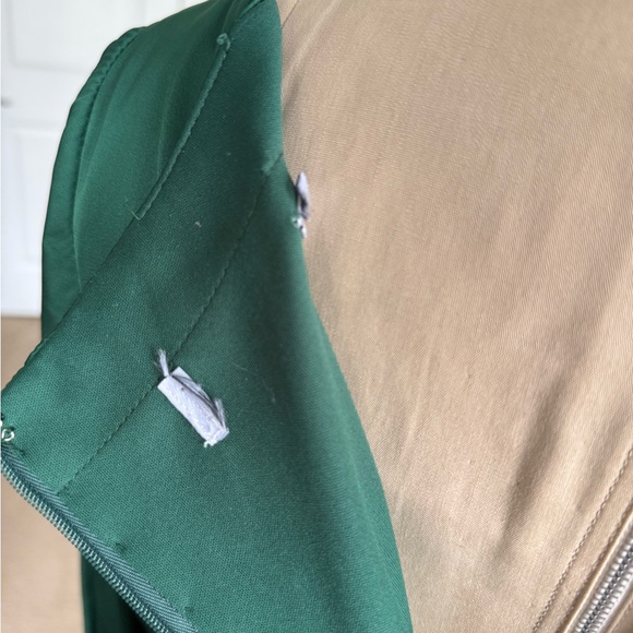 Elegant Green Long Sleeve Evening Gown - Picture 15 of 17